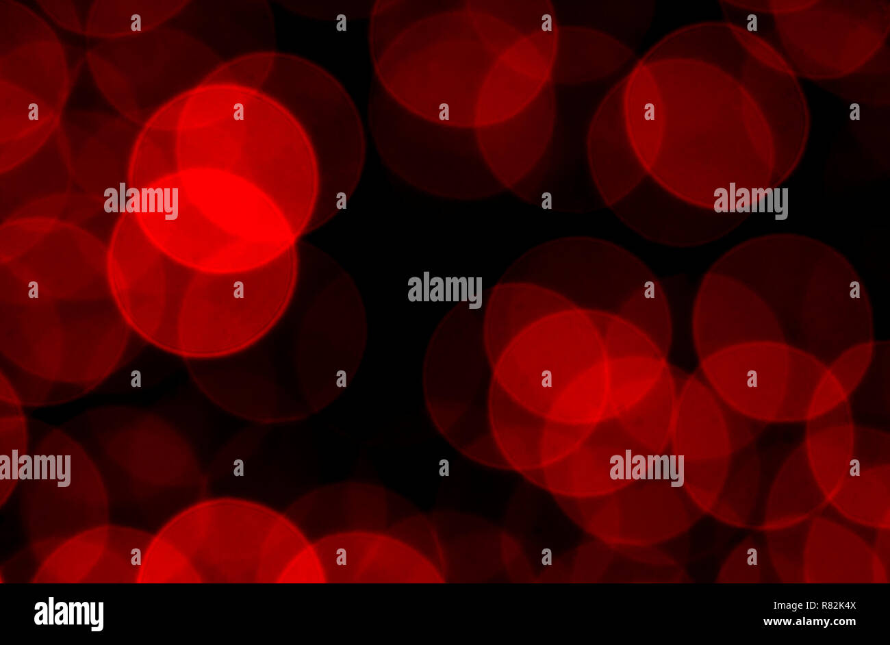 Lumière rouge flou abstrait ornement, beaucoup de points brillants dans la nuit, Noël arrière-plan Banque D'Images