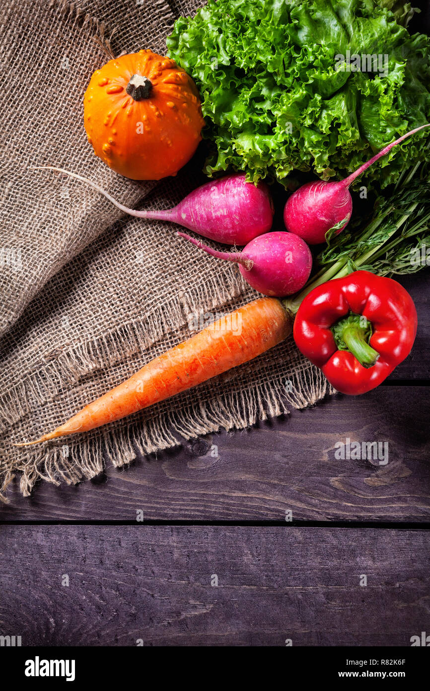 Légumes frais sur le sac et la table en bois dans la cuisine Banque D'Images