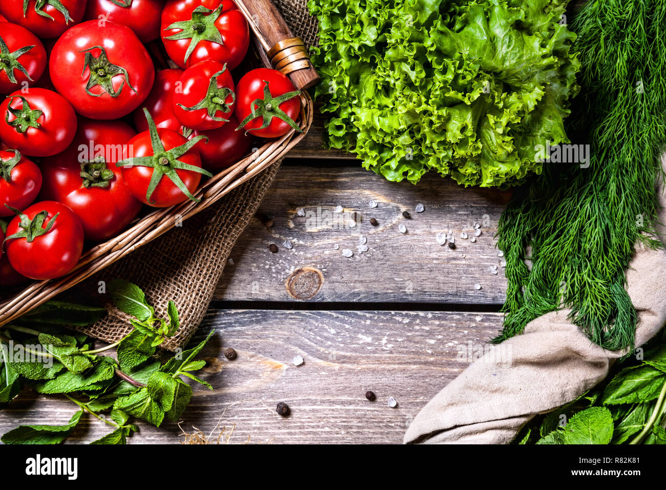 La Tomate et légumes verts sur la table en bois dans la cuisine Banque D'Images