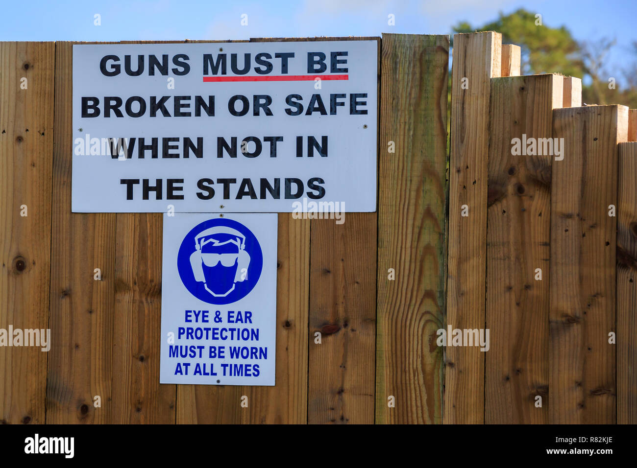 Les armes à feu doivent être rendus sécuritaires signer au côté d'un stand de tir Banque D'Images