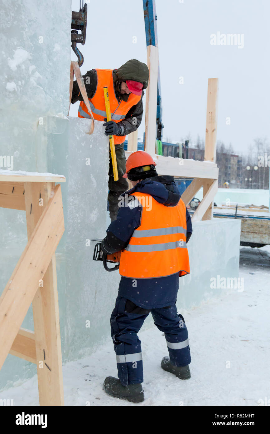 Les installateurs à la construction de la ville de glace Banque D'Images