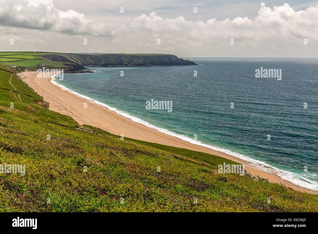 Une longue plage déserte, à Cornwall, en Angleterre. Banque D'Images
