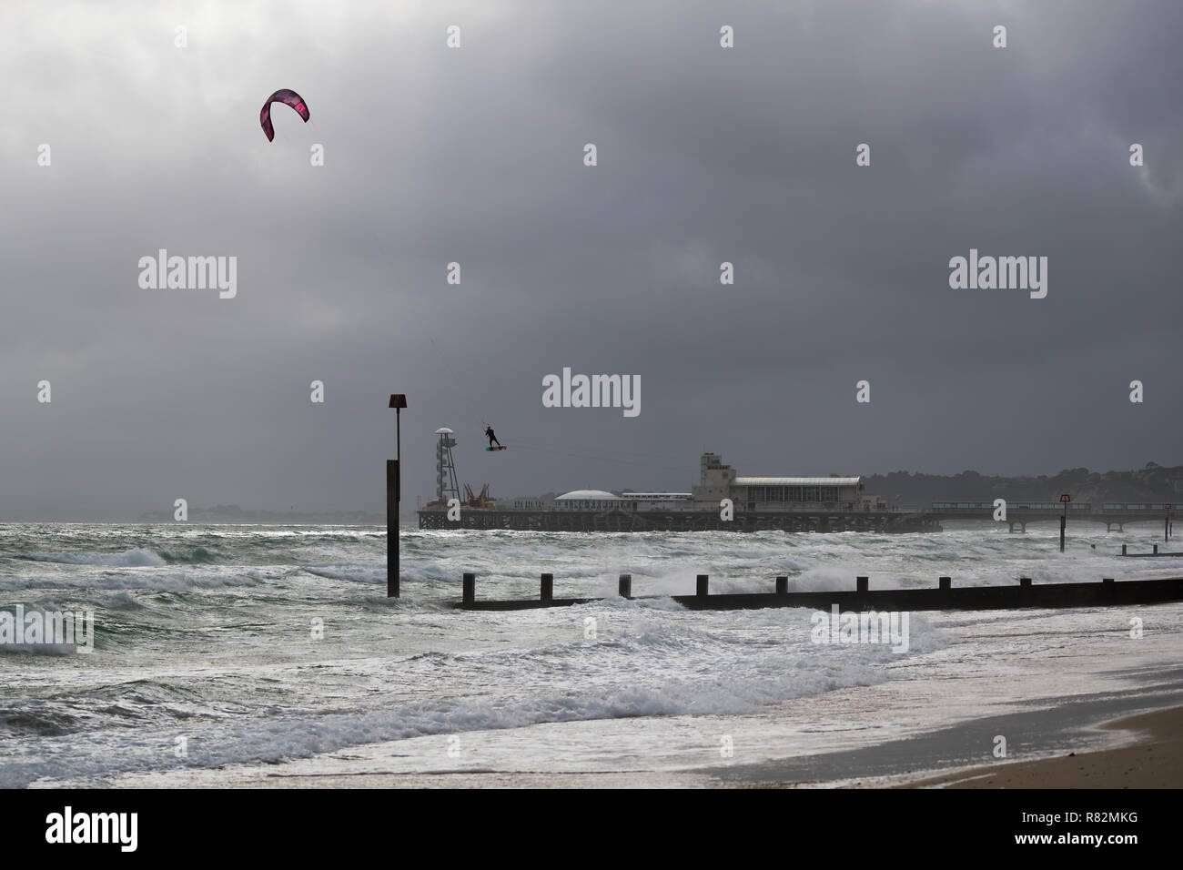Cerf-volant silhouette sur la plage de Bournemouth Banque D'Images