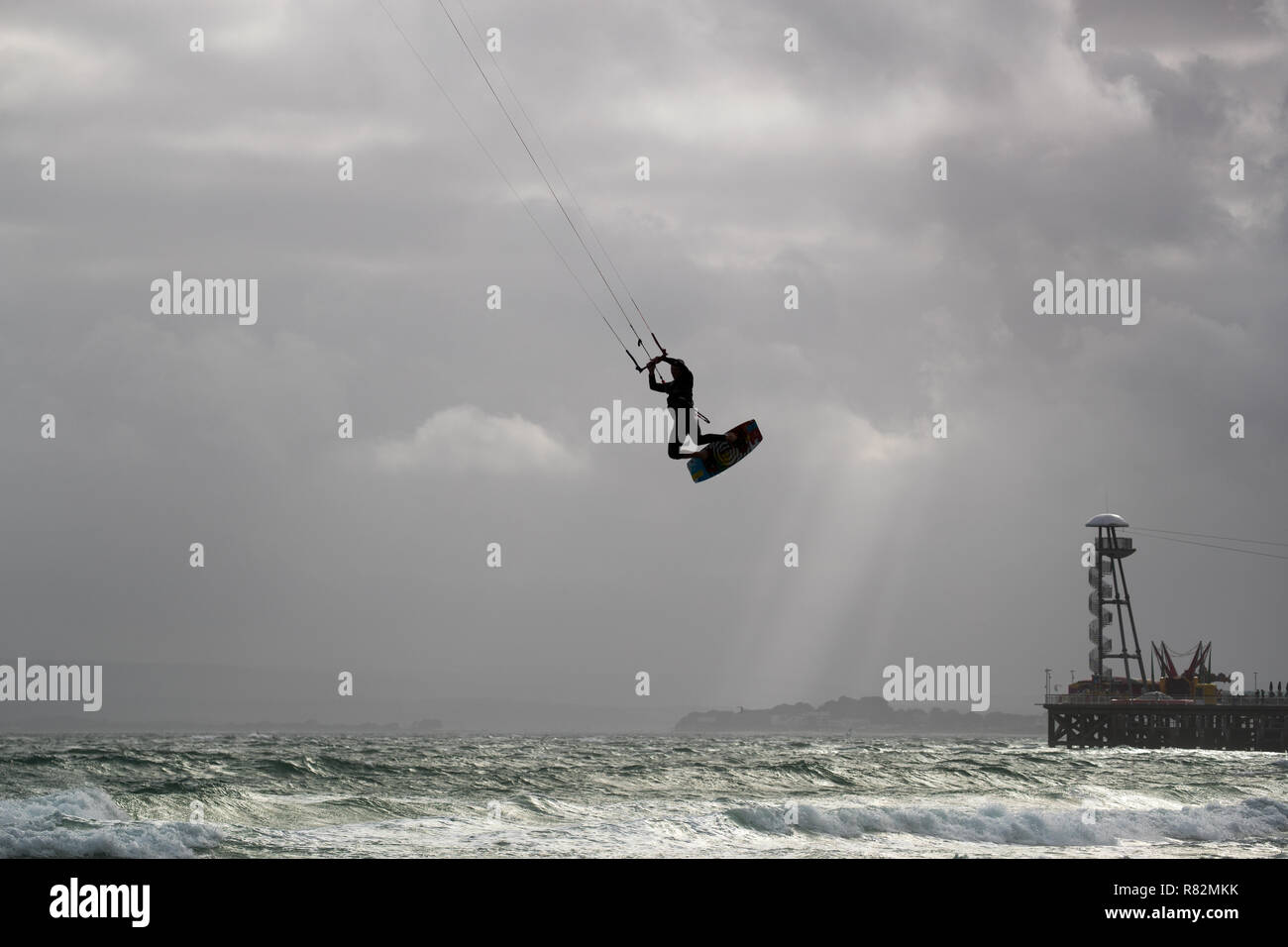 Cerf-volant silhouette sur la plage de Bournemouth Banque D'Images