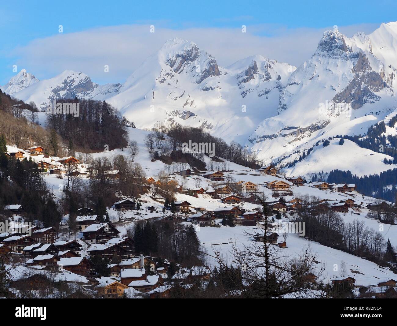 Alpin Français village entouré de montagnes Banque D'Images