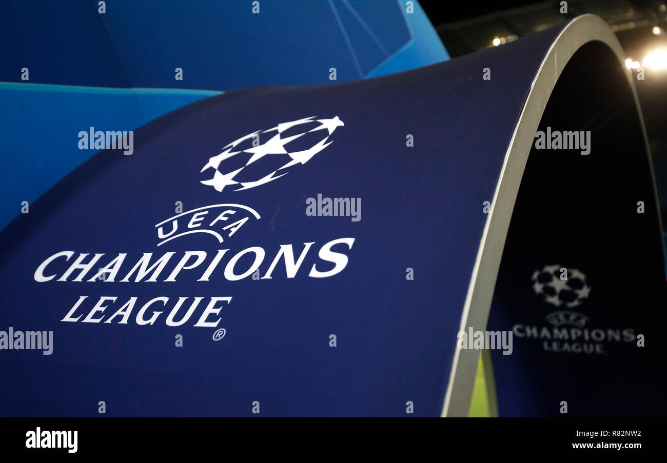 Ligue des Champions branding autour du terrain avant le match de la Ligue des champions à l'Etihad Stadium, Manchester. ASSOCIATION DE PRESSE Photo. Photo date : mercredi 12 décembre 2018. Voir l'ACTIVITÉ DE SOCCER histoire Man City. Crédit photo doit se lire : Martin Rickett/PA Wire Banque D'Images