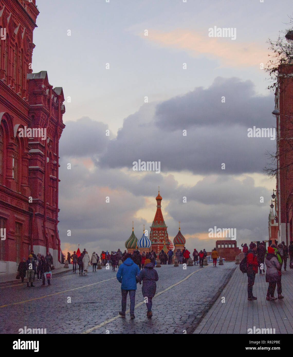 Moscou, Fédération de Russie, la cathédrale de San Basilio, connue pour ses dômes colorés, sur la Place Rouge Banque D'Images