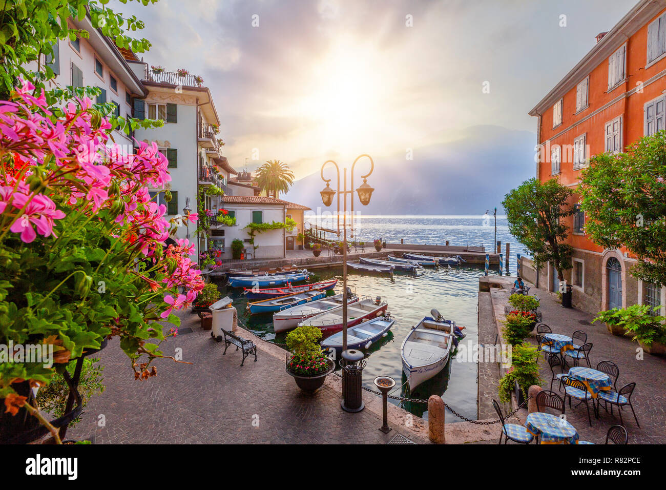 Lever du soleil au port de Limone sur le lac de Garde, Brescia, Lombardie, Italie Banque D'Images