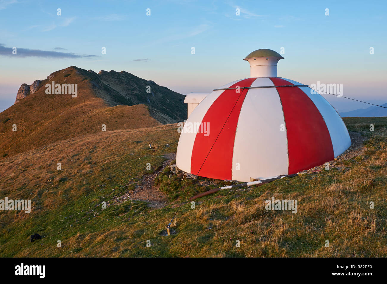 Abri d'urgence en montagne les montagnes de Bucegi en Roumanie pour aider les randonneurs en cas de problème, ou pour dormir Banque D'Images