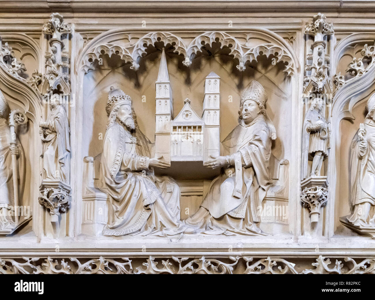En vertu de la sculptures organ loft dans la cathédrale de Brême (St Petri Dom), Bremen, Allemagne Banque D'Images