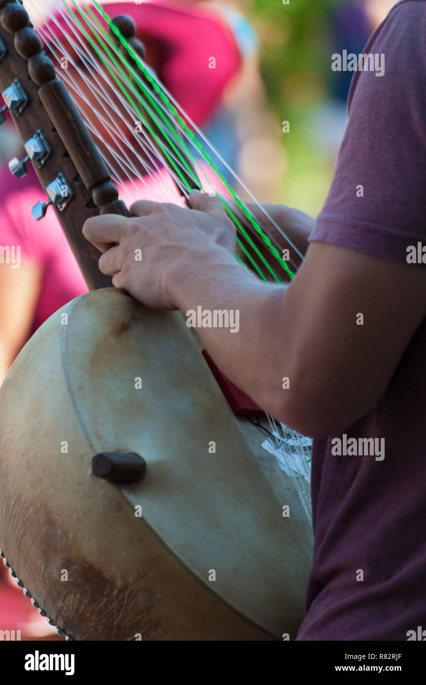 Portland, Oregon, USA - Août 17,2014 : Hawthorn Street événement communautaire annuel. Close up d'un musicien de rue jouant un instrument à cordes appelé le K Banque D'Images