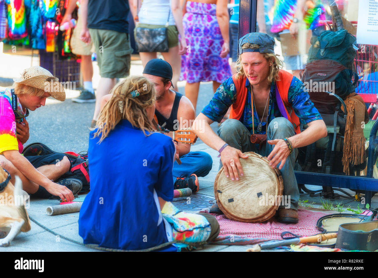 Portland, Oregon, USA - Août 17,2014 : Hawthorn Street événement communautaire annuel. Des musiciens de rue jouer sur un coin de rue. Banque D'Images