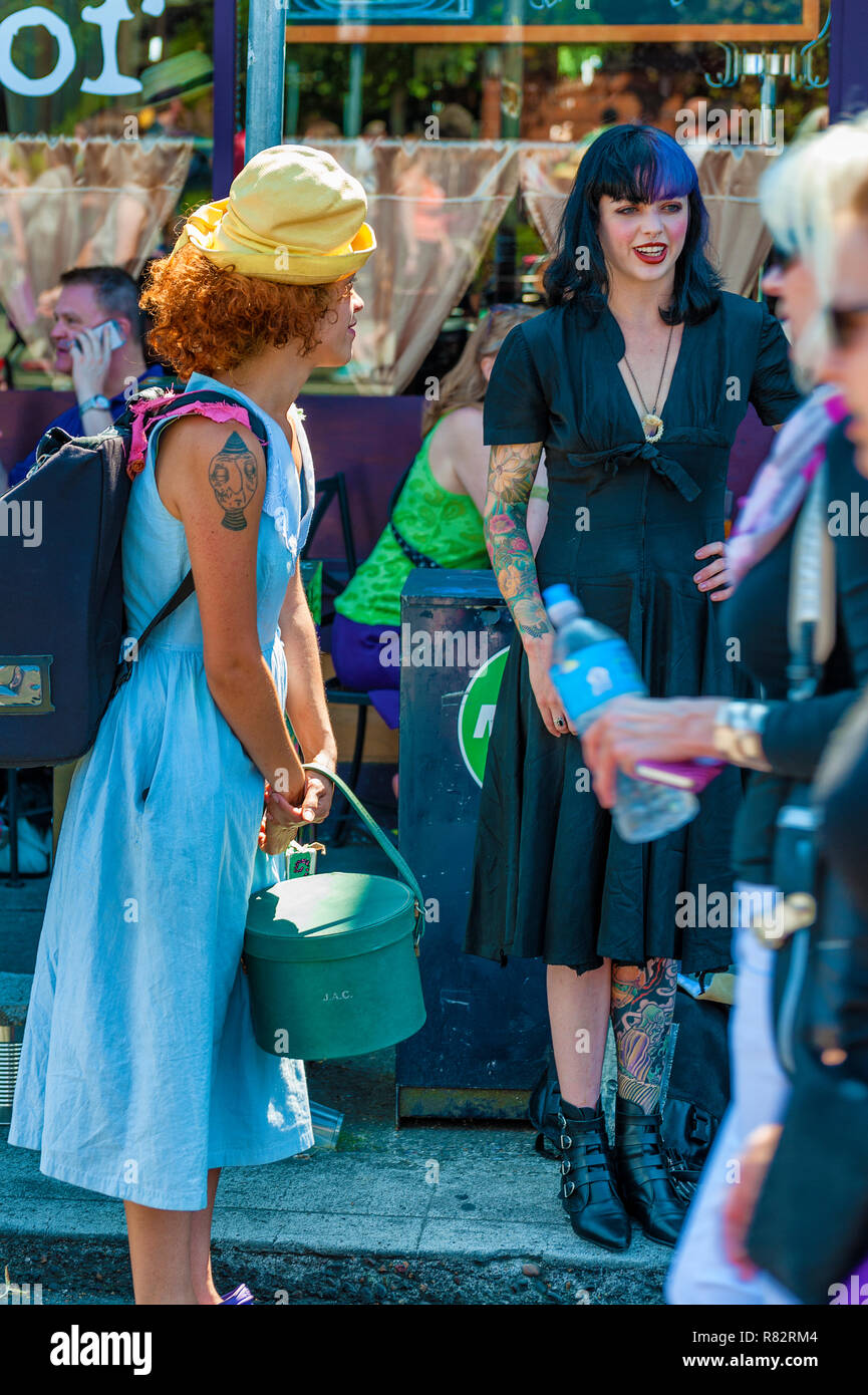 Portland, Oregon, USA - Août 17,2014 : Hawthorn Street événement communautaire annuel. Une dame avec des cheveux bouclés rouge et jaune hat portant une robe bleue se distingue Banque D'Images