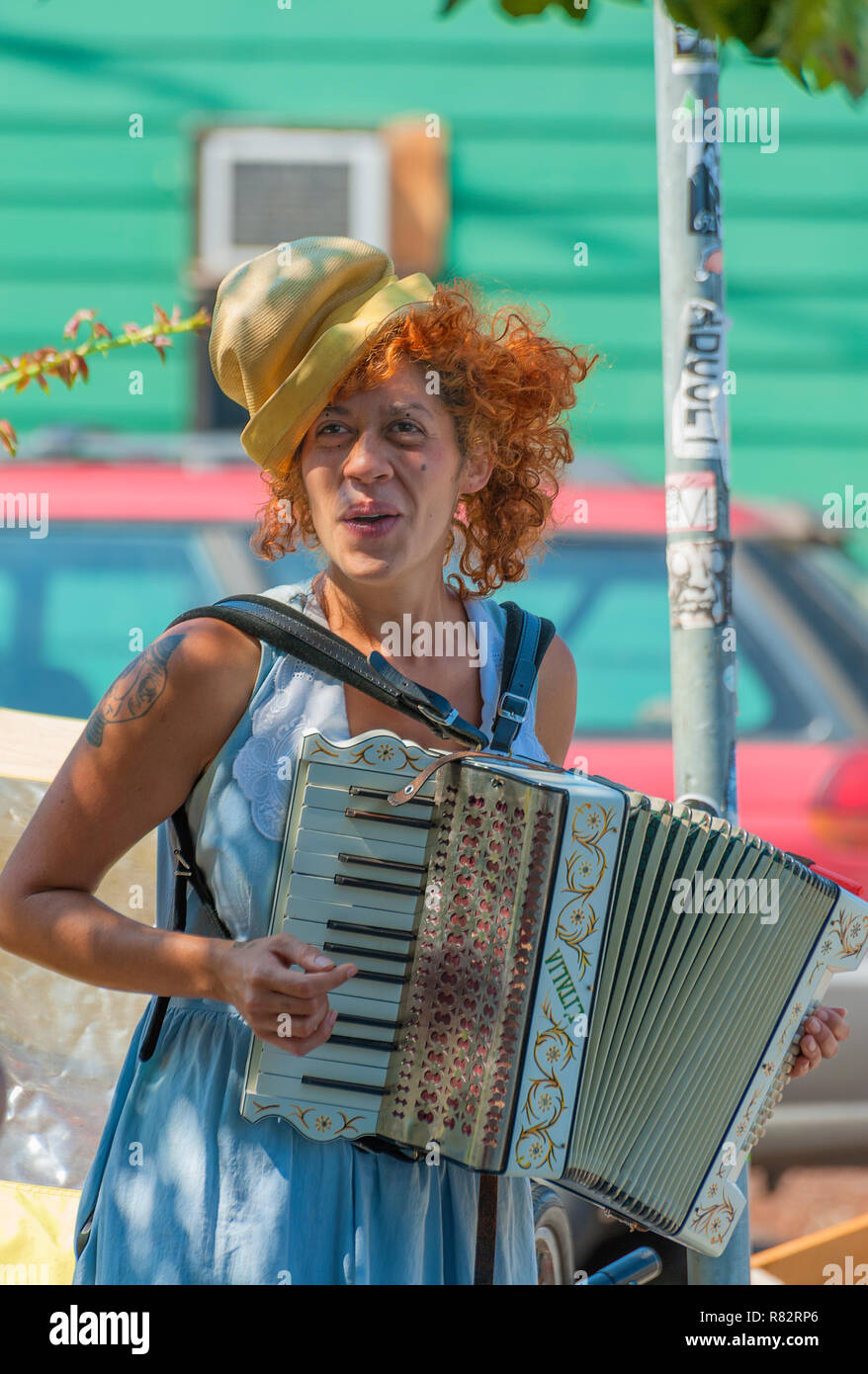 Portland, Oregon, USA - Août 17, 2014 : un artiste de rue, lecture d'un accordéon en sifflant, à l'Aubépine Foire de rue annuel Banque D'Images