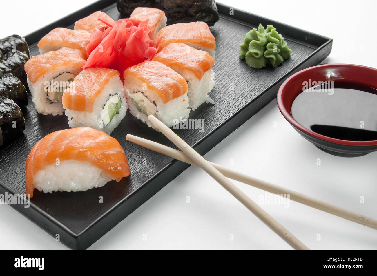 Close up of sushi sashimi set avec des baguettes et de soja noir sur un plateau de service Banque D'Images