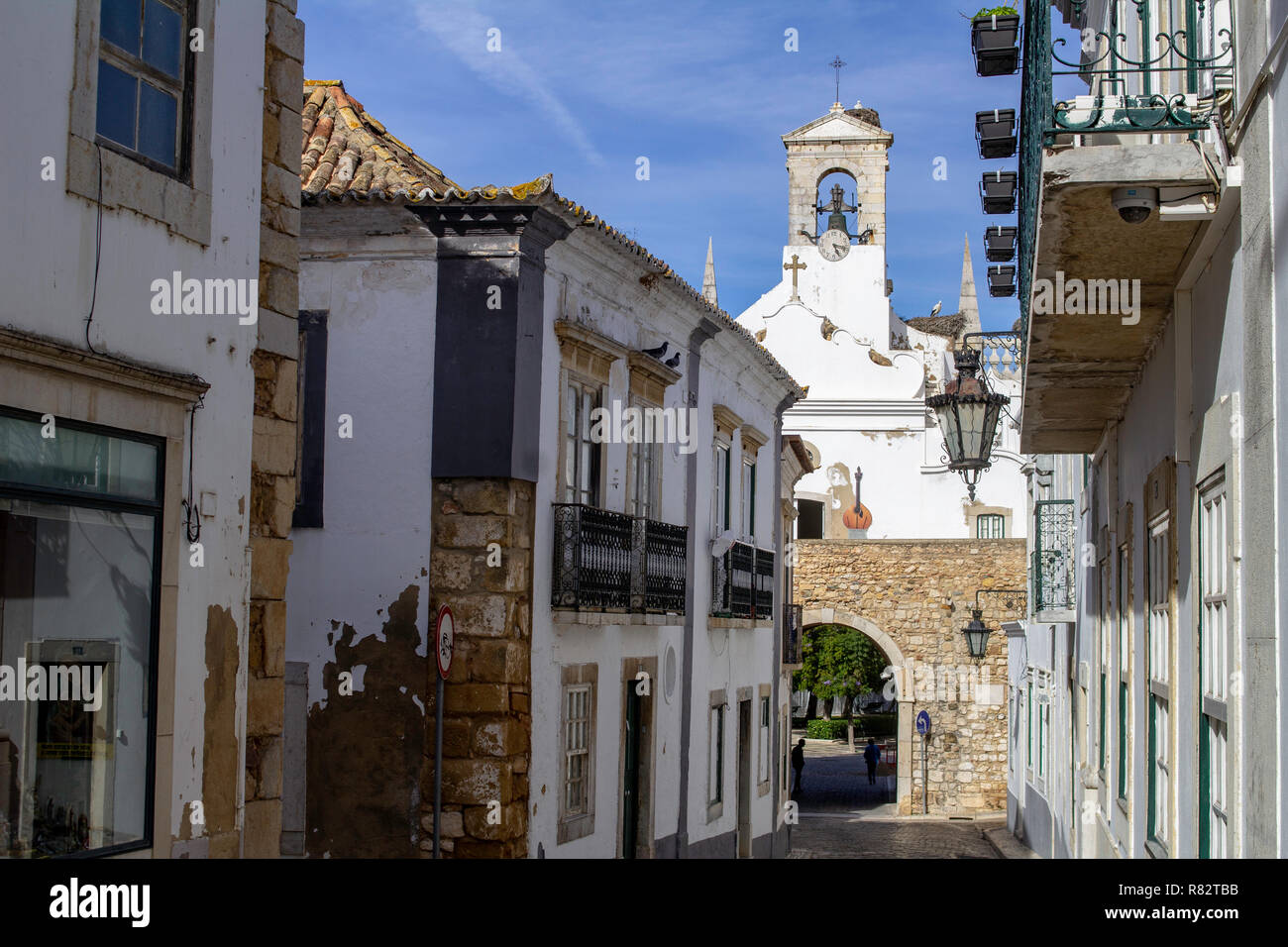 Faro, Portugal, 03/12/2018. Arco da Vila, monumental porche néo-classique qui mène à la vieille ville de Faro. Banque D'Images
