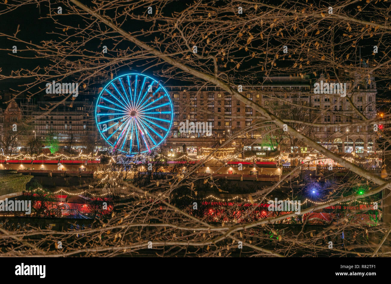 La Foire de Noël dans les jardins de Princes Street et apporte un peu de couleur festive pour le centre-ville d'Édimbourg en 2018 Banque D'Images