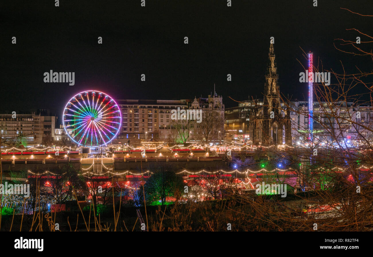 La Foire de Noël dans les jardins de Princes Street et apporte un peu de couleur festive pour le centre-ville d'Édimbourg en 2018 Banque D'Images