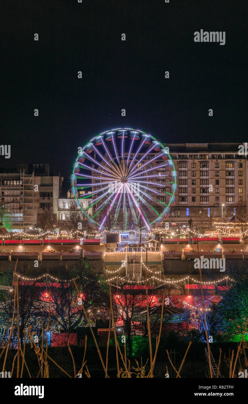 La Foire de Noël dans les jardins de Princes Street et apporte un peu de couleur festive pour le centre-ville d'Édimbourg en 2018 Banque D'Images