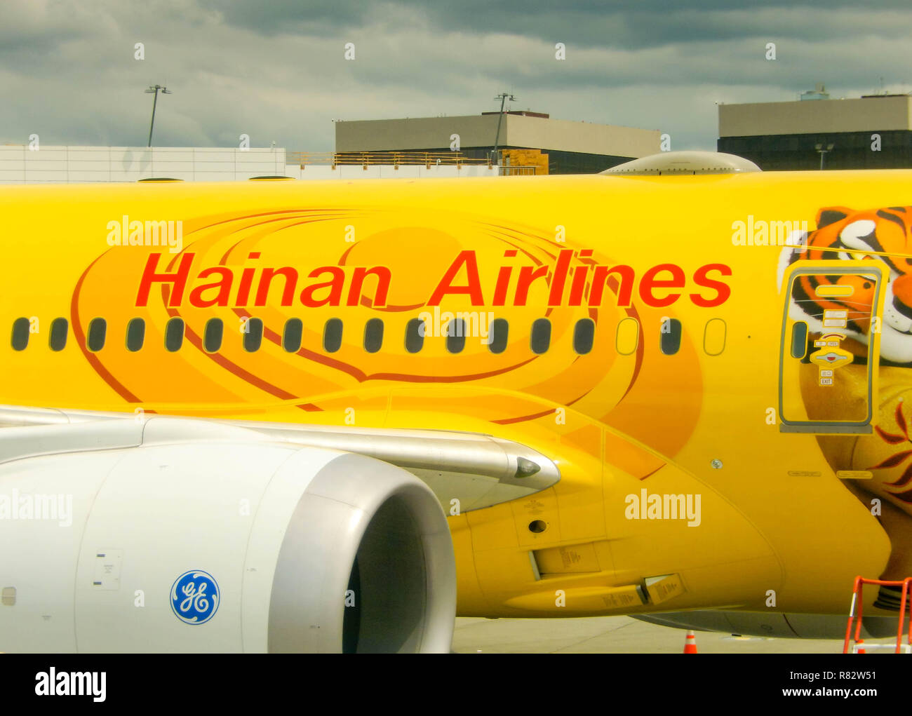 SEATTLE, WA - Juin 2019 : fuselage et le moteur d'un Boeing 787 Dreamliner de Hainan Airlines à l'aéroport de Seattle Tacoma. Banque D'Images
