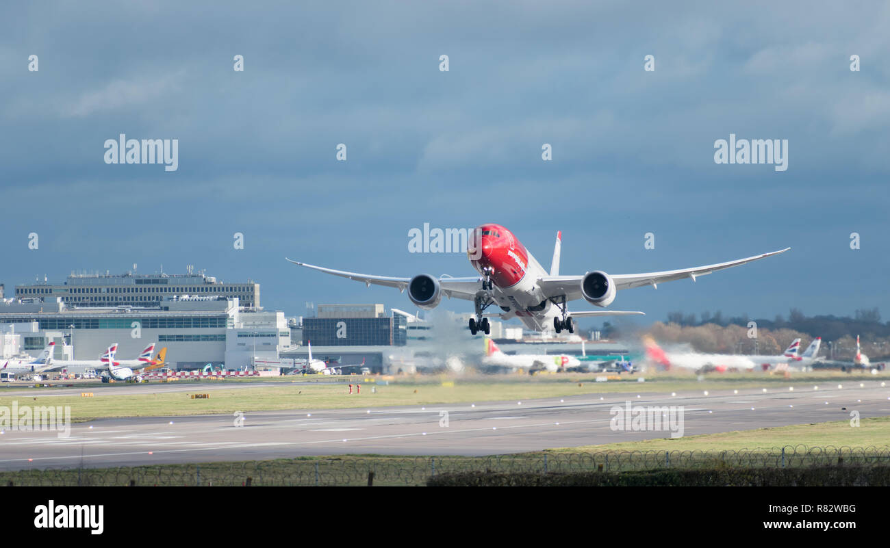L'aéroport de Gatwick, England, UK - 09 décembre 2018 : un Norvégien Airlines avion décolle de l'aéroport de Londres Gatwick, avec lavage de la turbulence de sillage Banque D'Images