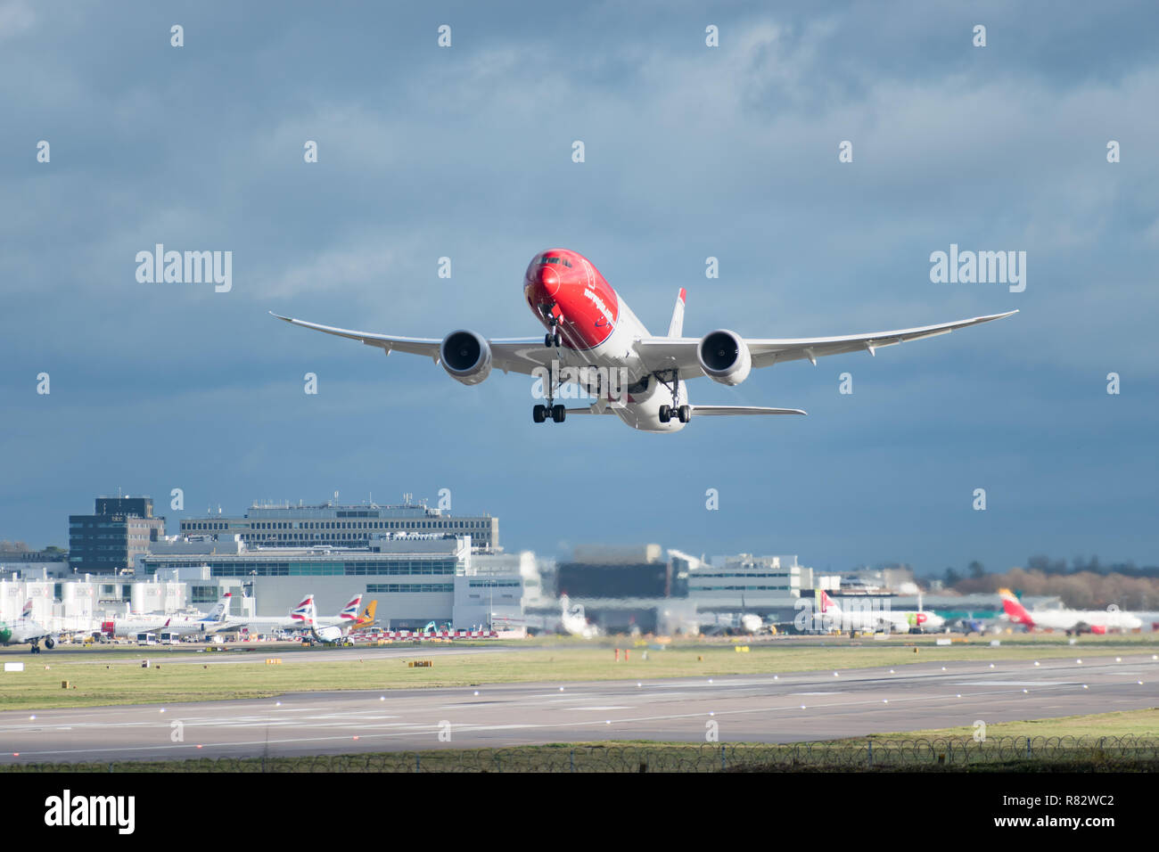 L'aéroport de Gatwick, England, UK - 09 décembre 2018 : un Norvégien Airlines avion décolle de l'aéroport de Londres Gatwick, avec lavage de la turbulence de sillage Banque D'Images