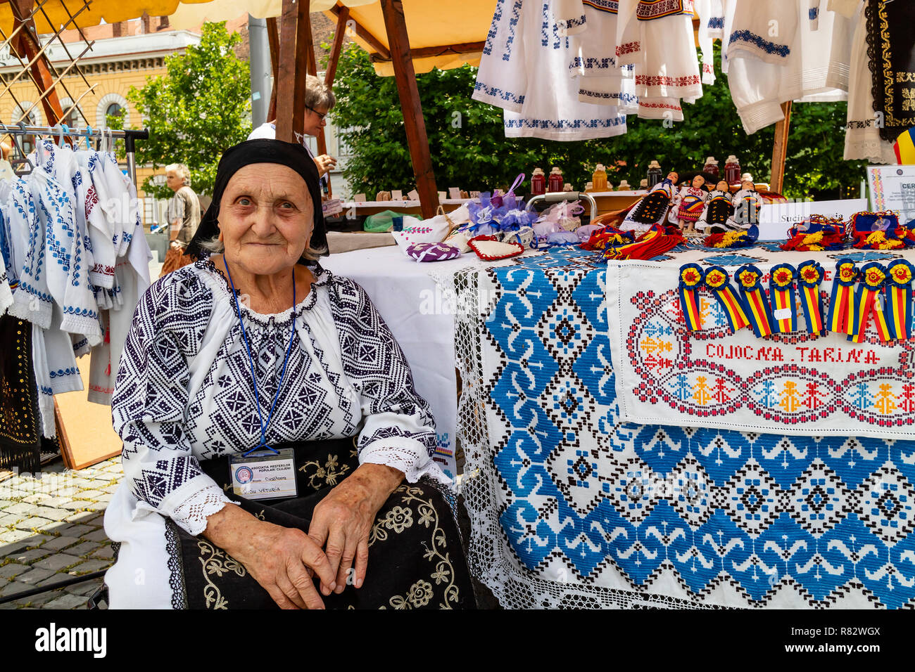 Cluj Napoca, Roumanie - 27 juillet 2018 : une femme vêtue de vêtements  traditionnels roumains, la vente de vêtements et de souvenirs traditionnels  roumains dans un bazar Photo Stock - Alamy