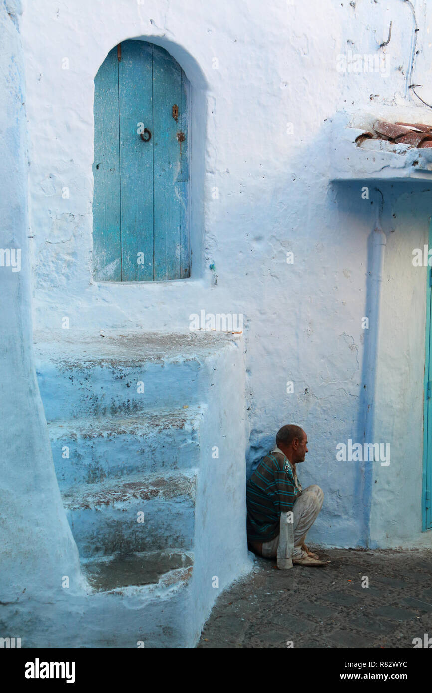 Chefchaouen, Maroc - 30 octobre 2016 : mendiant sur une rue à Chefchaouen, Maroc Banque D'Images