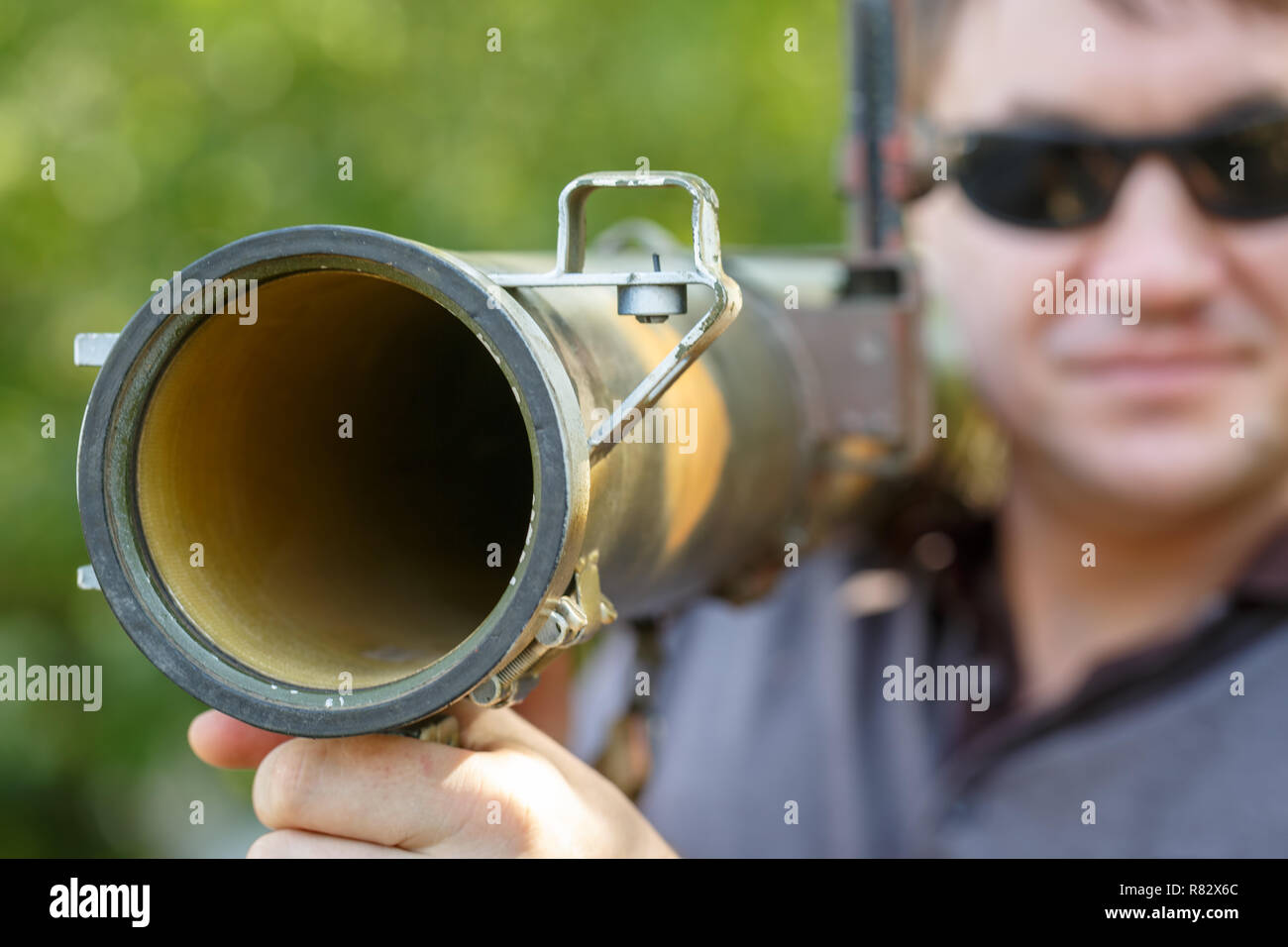 Mercenaire dans lunettes noires avec des lance-roquettes antichars RPG, dans la main. Close-up Banque D'Images