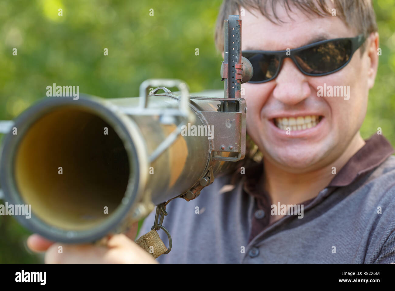 Mercenaire dans lunettes noires avec des lance-roquettes antichars RPG, dans la main. Close-up Banque D'Images