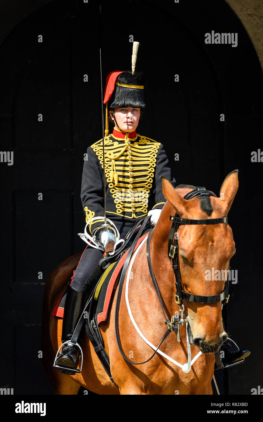 Femme Soldat de troupe du Roi Royal Horse Artillery sur garde à Horse Guards Parade, Whitehall, Londres, en uniforme. Soldat monté avec épée Banque D'Images