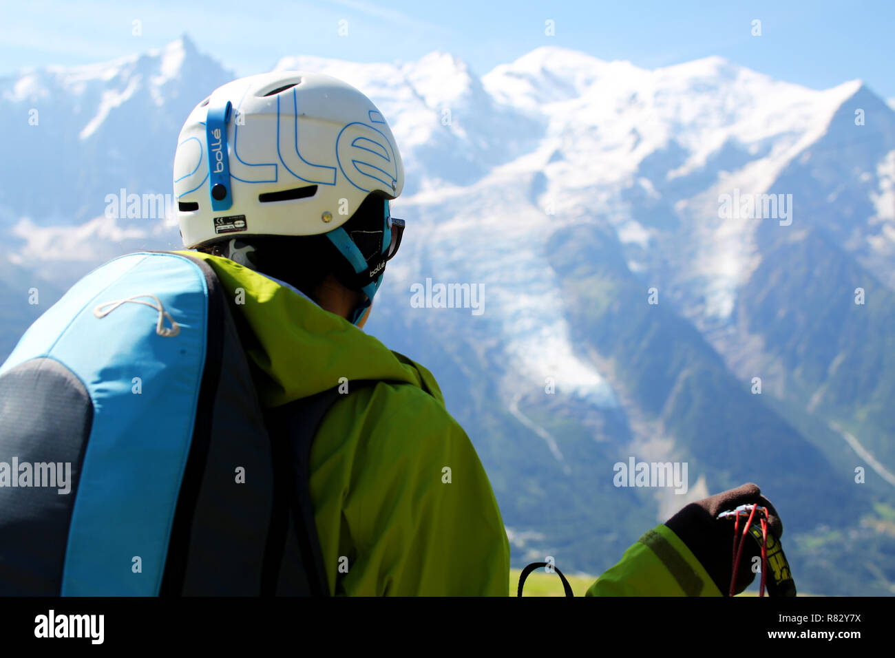 Une femme pilote parapente la préparation pour le décollage de Planpraz, Chamonix, France. Banque D'Images