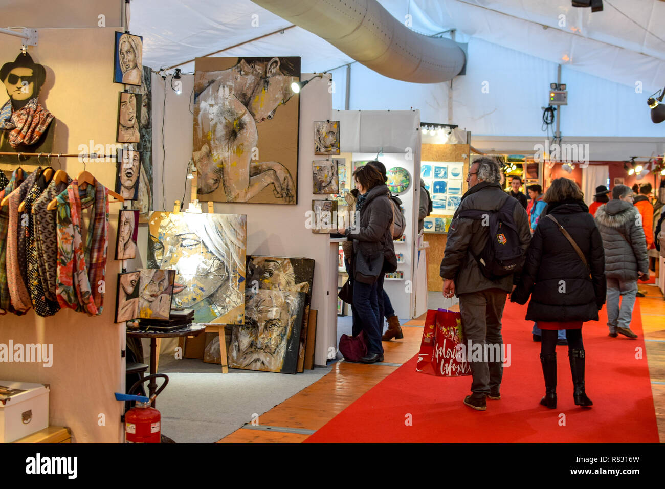 Shoppers parcourir les écrans lors d'un marché de l'Art les décideurs à Rennes, France. Banque D'Images