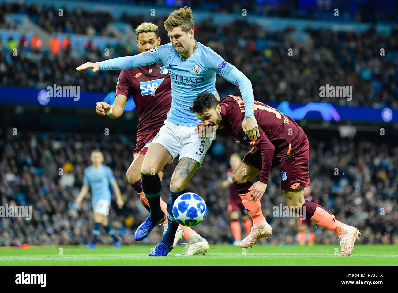 Manchester, UK. Dec 12, 2018. Football : Ligue des Champions, Manchester City - 1899 Hoffenheim, phase Groupe, Groupe F, 6e journée, à l'Etihad Stadium. Hoffenheim est Joelinton Cassio Apolinario de CRIF (l-r), John Pierres de Manchester City et Hoffenheim's Leonardo Bittencourt, lutte pour le ballon. Credit : Uwe Anspach/dpa/Alamy Live News Banque D'Images