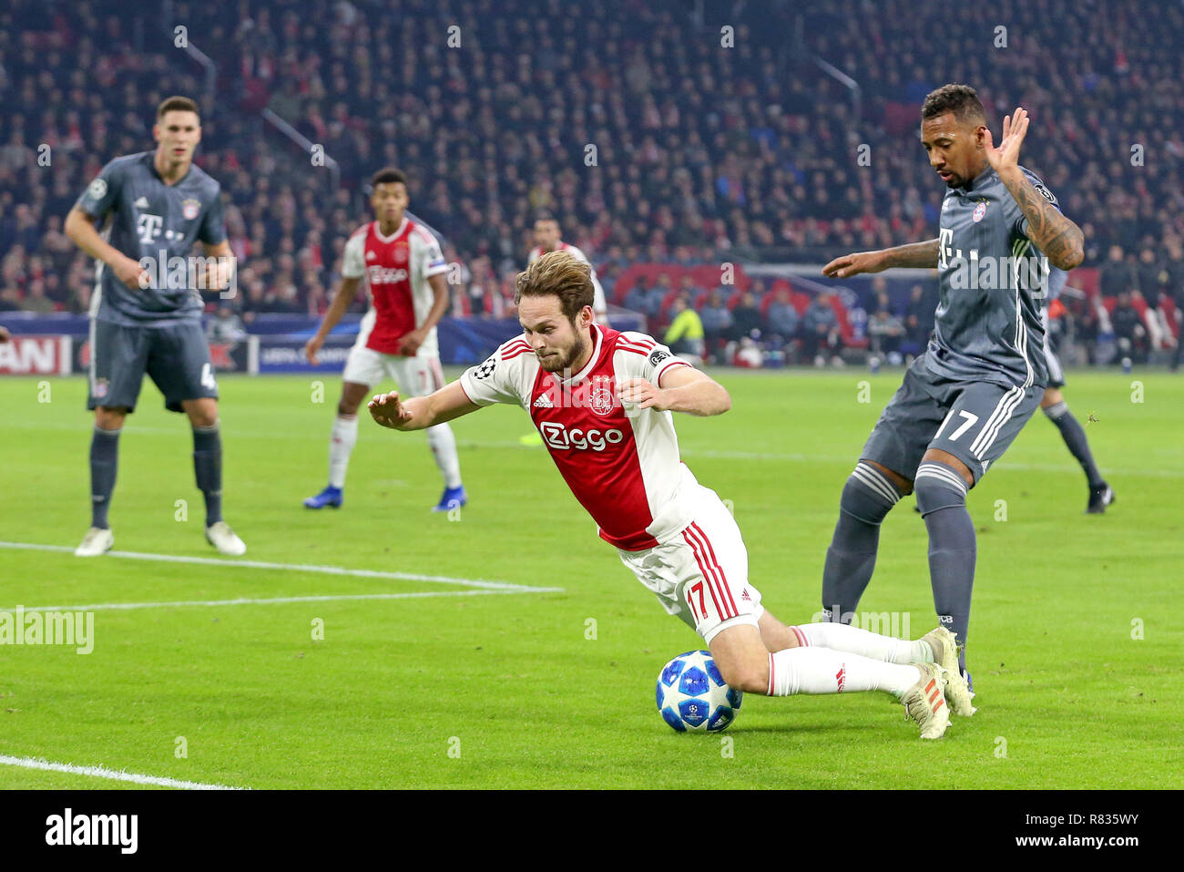 Amsterdam, Pays-Bas. 12 Décembre, 2018. AMSTERDAM, Ajax - Bayern Munchen, football, Ligue des Champions, la saison 2018/2019 12-12-2018, Johan Cruijff Arena . Ajax player Daley Blind (L) et Bayern Munchen player Jérôme Boateng (R) au cours de la partie Ajax - Bayern . Credit : Pro Shots/Alamy Live News Banque D'Images