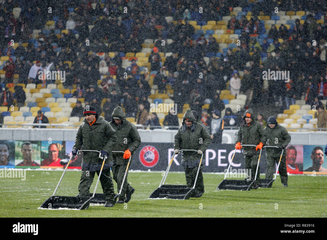 Kiev, Ukraine. Dec 12, 2018. La neige efface Groundstaff du champ avant de l'UEFA Champions League Groupe F match de football entre le Shakhtar Donetsk et Lyon à la NSK Olimpiyskyi à Kiev, Ukraine, le 12 décembre 2018. Crédit : Michel Stepanov/ZUMA/Alamy Fil Live News Banque D'Images