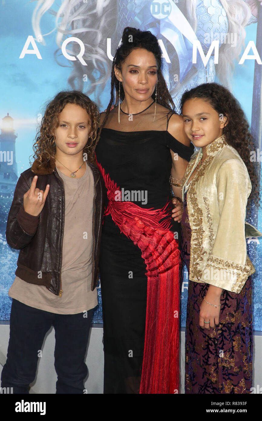 Los Angeles, CA, USA. Dec 12, 2018. Nakoa-Wolf Momoa, Lisa Bonet et Lola Momoa lors de la première mondiale d'Aquaman au théâtre chinois de Grauman à Los Angeles, Californie le 12 décembre 2018. Credit : Faye Sadou/media/Alamy Punch Live News Banque D'Images