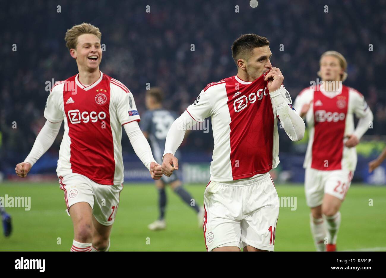 Firo : 12.12.2018 football : football, Ligue des Champions, saison 2018/2019 phase groupe CL, match retour Ajax Amsterdam - FCB Bayern Munich Munich Ajax Frenkie de Jong Ajax, Tadi Dušan ‡, Dusan Tadic, la jubilation, la joie, plaisir, rire, rires, émotion, goaljubel, geste, geste, au bout de 2 : 1 | conditions dans le monde entier Banque D'Images