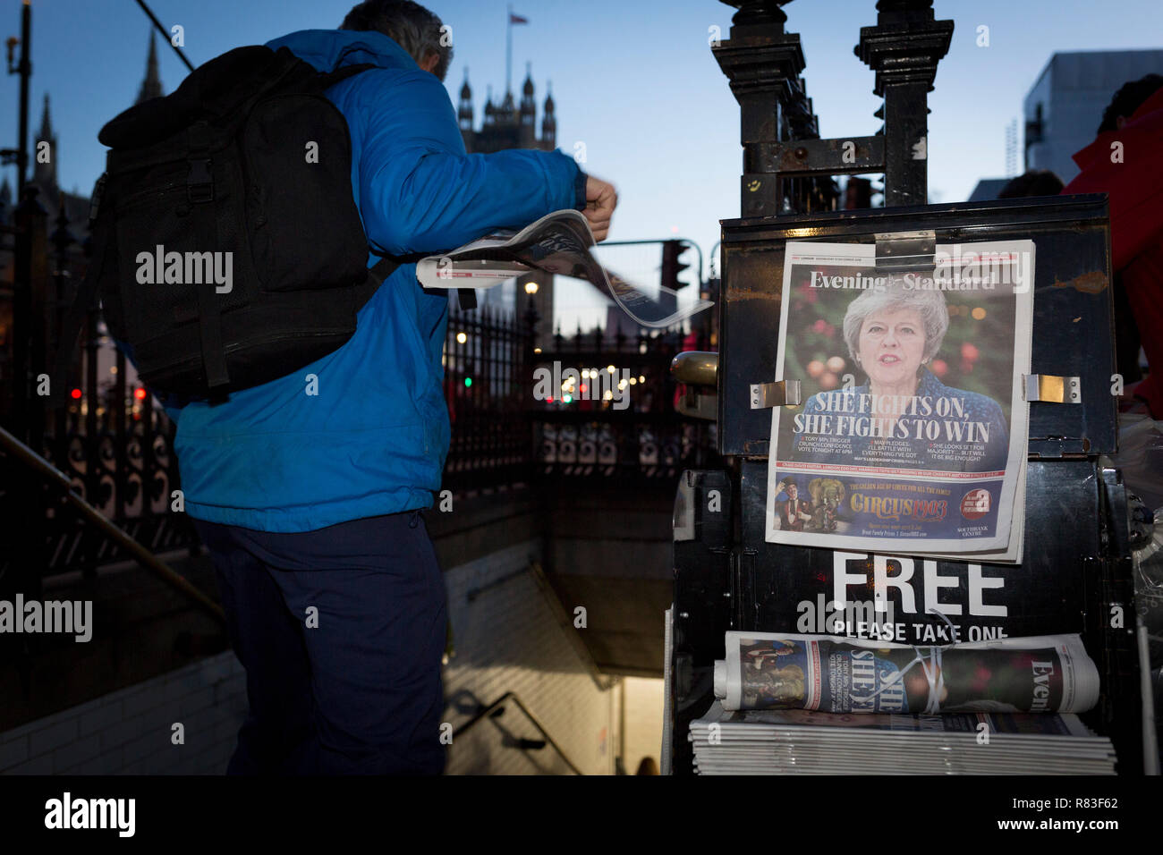 Comme le vote de défiance pour premier ministre Theresa May's leadership dans le parti conservateur se produit en raison de sa façon de l'Brexit avec l'UE, son visage et un devis global faisant référence à Margaret Thatcher apparaît sur la première page de la London Evening Standard à l'entrée de la station de métro Westminster en face du Parlement de Westminster, le 12 décembre 2018, à Londres, en Angleterre. Banque D'Images