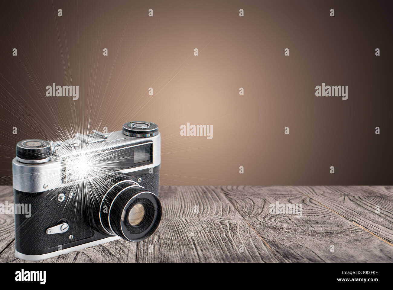 Appareil photo rétro sur une surface en bois avec un flash intégré Banque D'Images