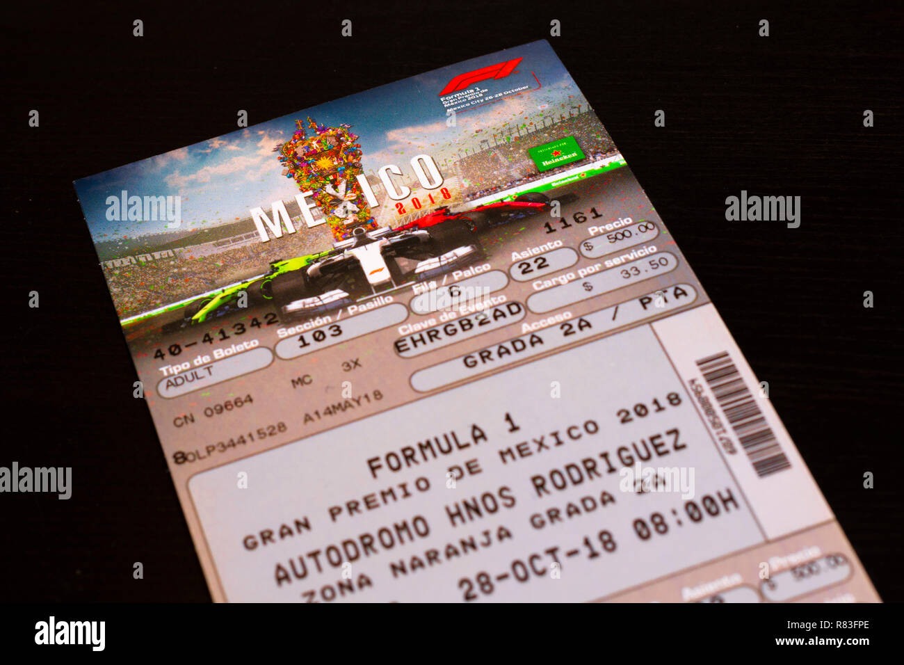 La ville de Mexico, Mexique - 28 octobre 2018 : vue d'un billet pour assister à la Formule 1 2018 Grand Prix du Mexique à Mexico City, Mexique tourné contre un black b Banque D'Images
