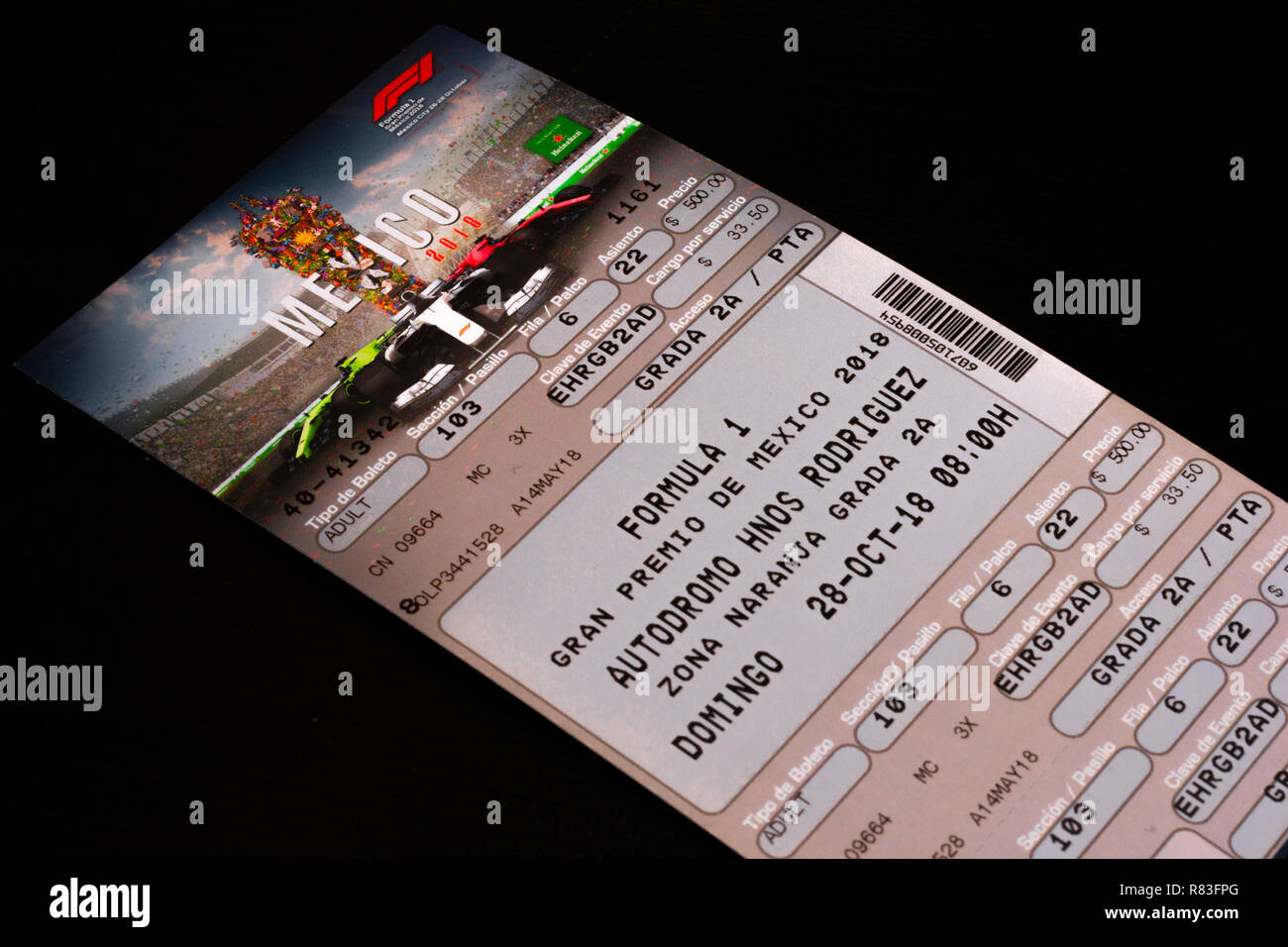La ville de Mexico, Mexique - 28 octobre 2018 : vue d'un billet pour assister à la Formule 1 2018 Grand Prix du Mexique à Mexico City, Mexique tourné contre un black b Banque D'Images