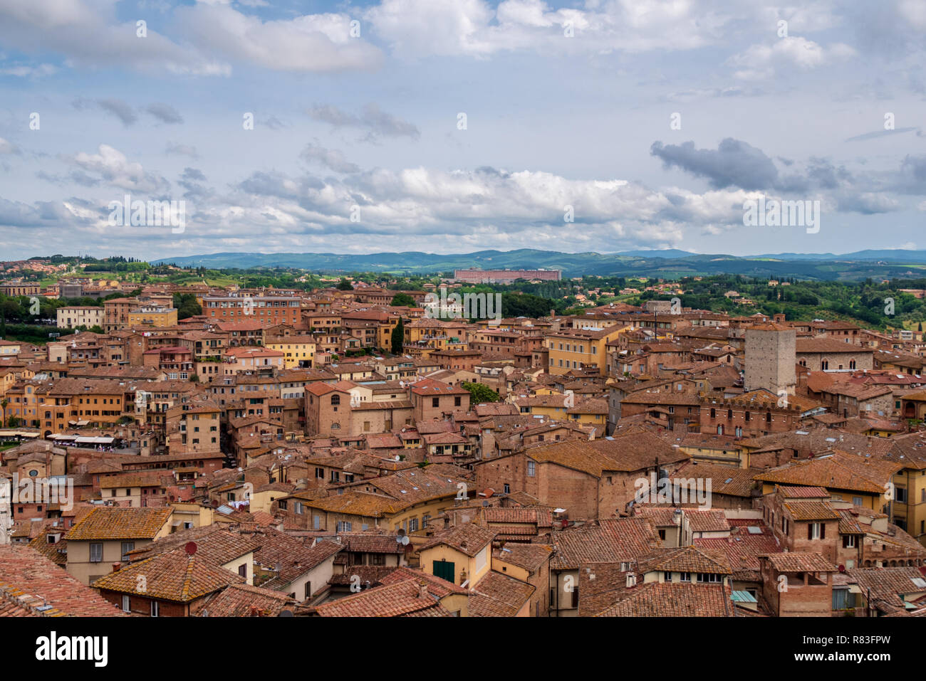 La ville de Sienne (Toscane) Italie avec beaucoup de maisons d'une une large vue sur la campagne toscane et un ciel nuageux Banque D'Images