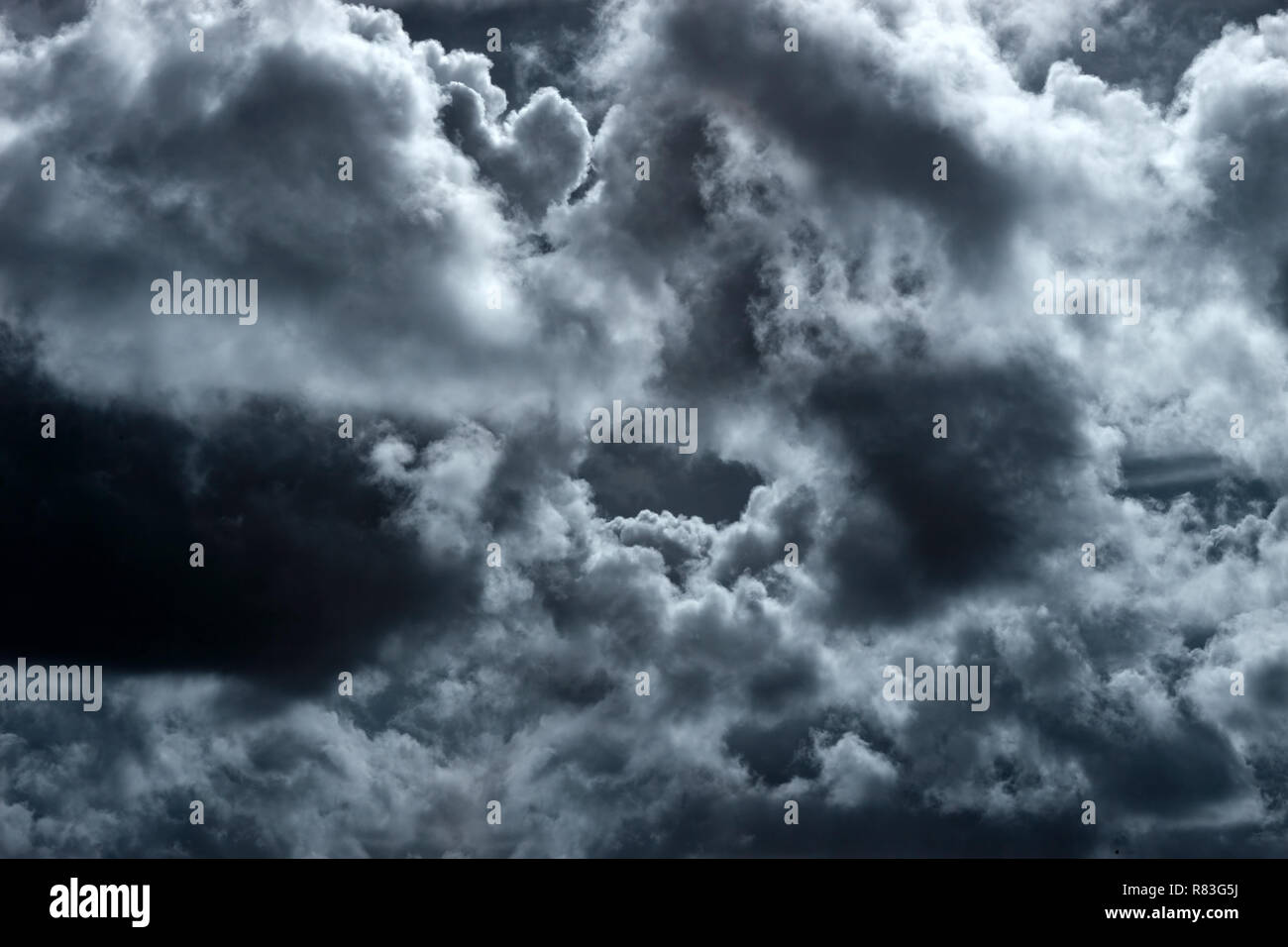 Blue tons sombres nuages avant l'orage Banque D'Images