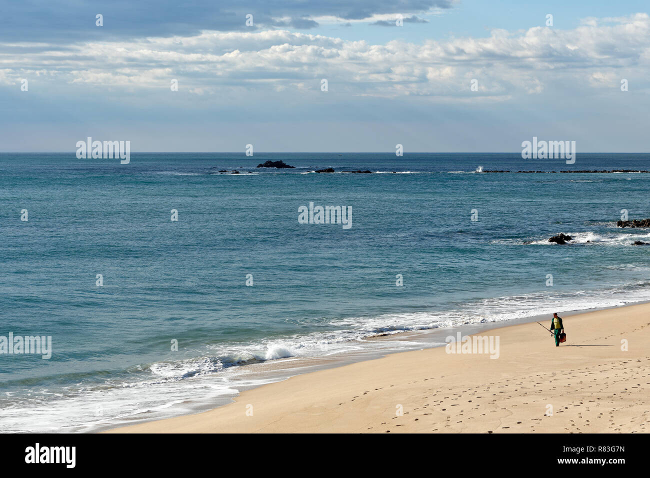 Vila do Conde, Portugal : 19 mars ; 2015 : début du printemps sur une plage du nord portugais avec belle mer bleue et le ciel, voyant un pêcheur marche sur th Banque D'Images