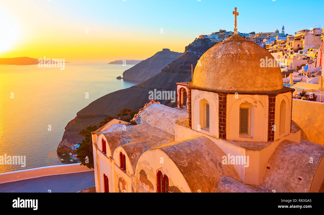 Dans l'église grecque ancienne ville de Thira et la mer Égée au coucher du soleil, Santorini, Grèce Banque D'Images
