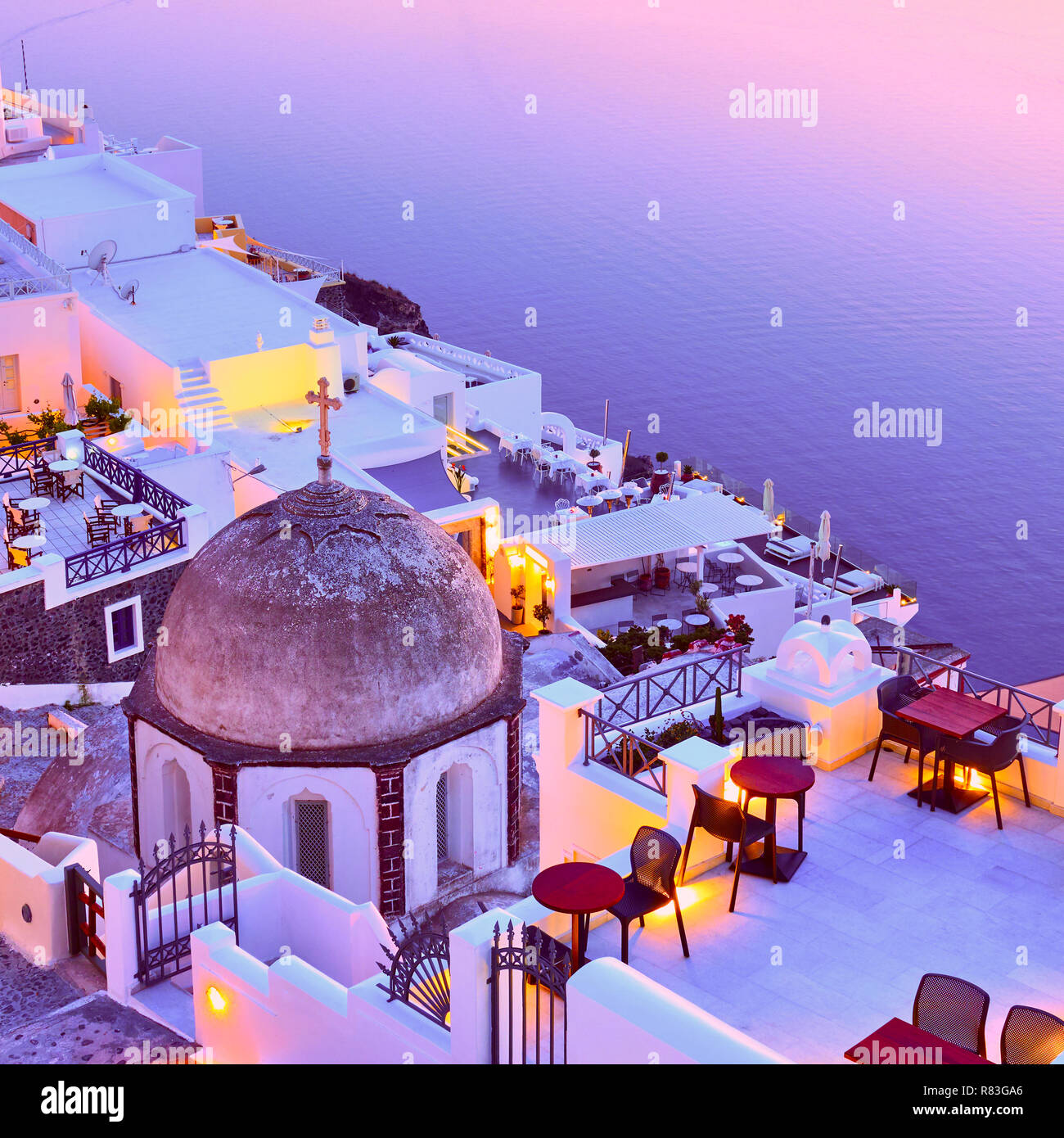 Ville de Thira et la mer Égée au coucher du soleil, Santorini, Grèce Banque D'Images