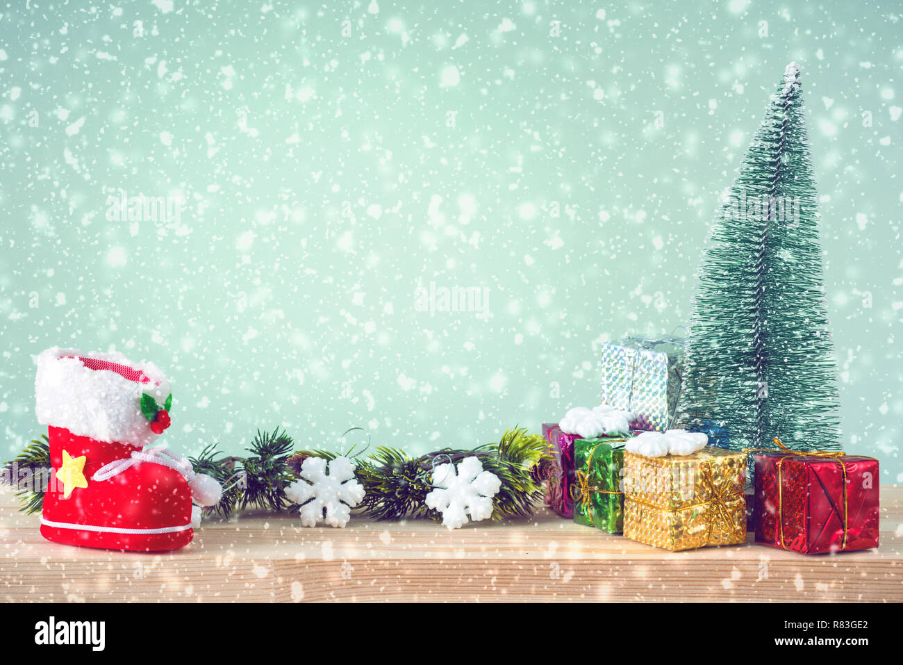 Arbre de Noël et décorations par temps de neige Banque D'Images