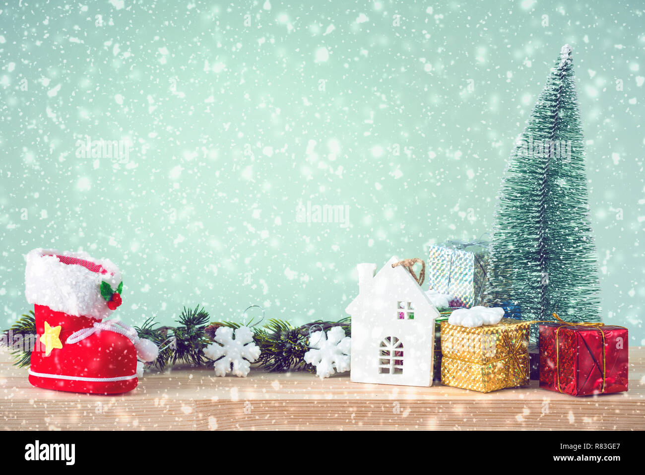 Arbre de Noël et décorations par temps de neige Banque D'Images