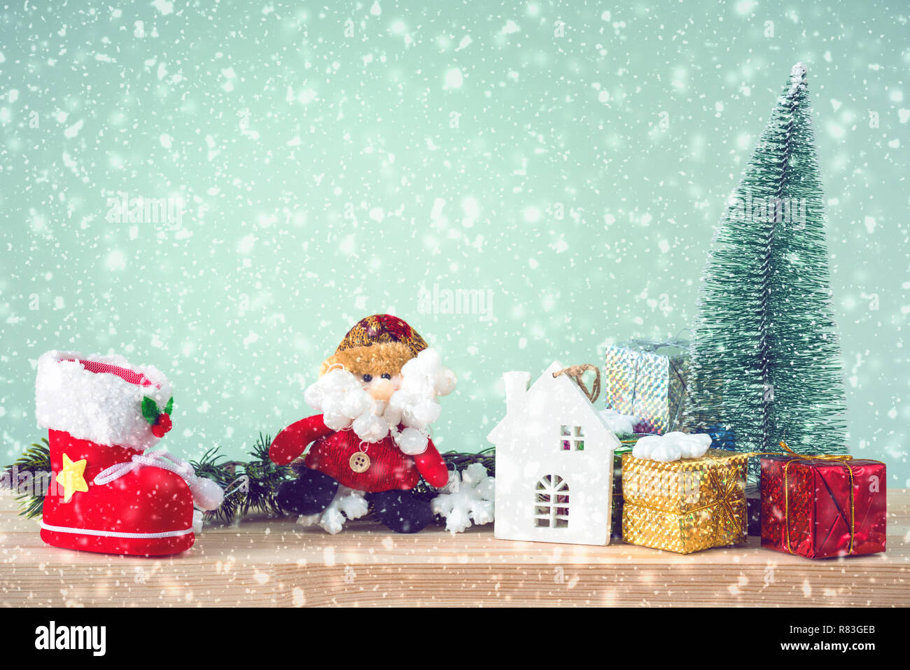 Arbre de Noël et décorations par temps de neige Banque D'Images